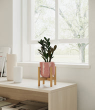 Load image into Gallery viewer, Hammered Rose Pink stand:bamboo
