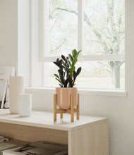 Load image into Gallery viewer, Glossy Pink stand:bamboo
