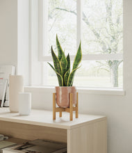 Load image into Gallery viewer, Hammered Peach Pink stand:bamboo
